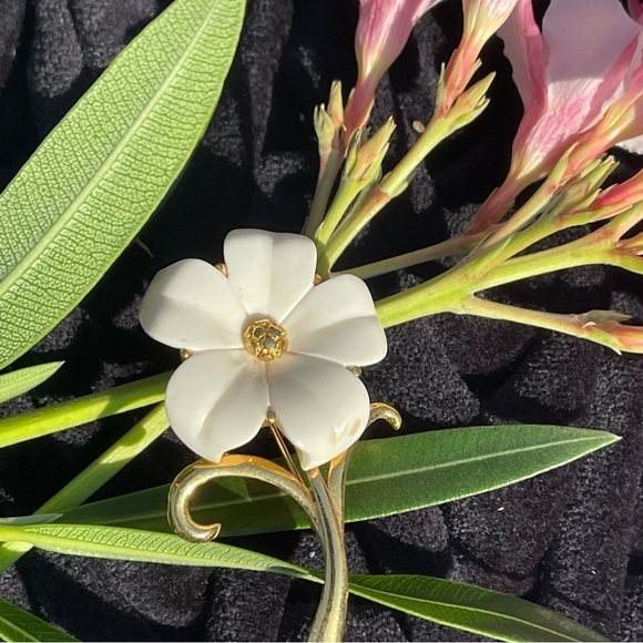 VINTAGE Signature Monet White/GoldTone Flower & Stems Brooch Pin - Picture 4 of 8